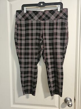 Torrid Sz 1  Black Plaid Capri Leggings with Pink Accents